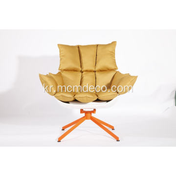 오렌지 좌석 쿠션과 흰 껍질 의자